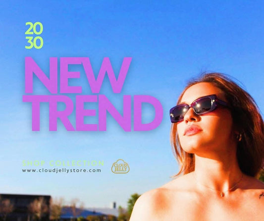Mujer joven con gafas de sol rectangulares oscuras Cloud Jelly mirando al horizonte bajo un cielo azul despejado, con actitud confiada y estilo moderno. Texto sobre la imagen: “New Trend 2030”.